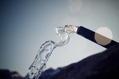 Billede af et rør med rent drikkevand